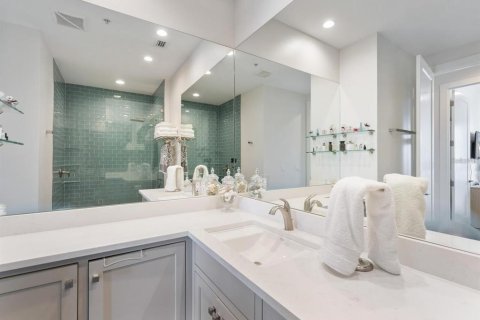 Condominio en alquiler en Sarasota, Florida, 2 dormitorios, 89.19 m2 № 1743463 - foto 8