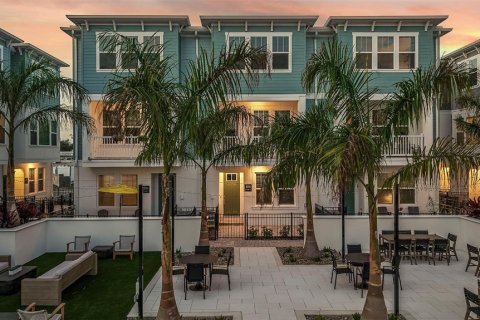 Townhouse in Saint Petersburg, Florida 3 bedrooms, 181.35 sq.m. № 1831749 - photo 11