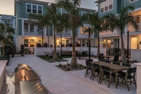 Townhouse in Saint Petersburg, Florida 3 bedrooms, 181.35 sq.m. № 1831749 - photo 14
