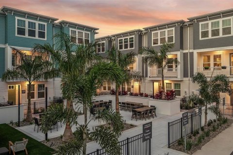 Townhouse in Saint Petersburg, Florida 3 bedrooms, 181.35 sq.m. № 1831749 - photo 15