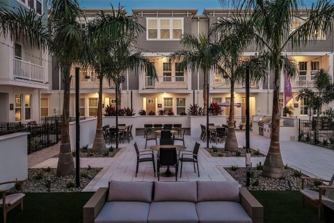 Townhouse in Saint Petersburg, Florida 3 bedrooms, 181.35 sq.m. № 1831749 - photo 12