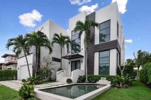 Villa ou maison à vendre à North Miami, Floride: 6 chambres, 447.6 m2 № 2047998 - photo 2