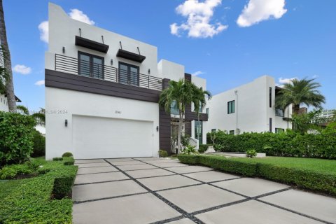 Villa ou maison à vendre à North Miami, Floride: 6 chambres, 447.6 m2 № 2047998 - photo 24