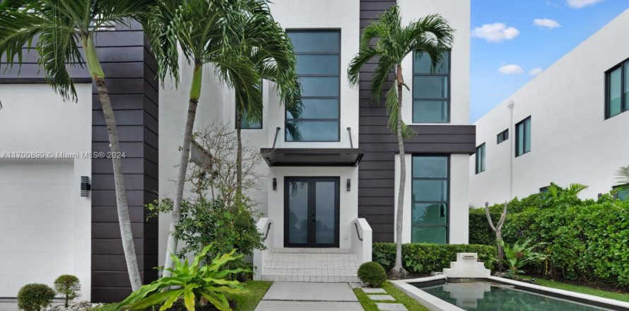 Villa ou maison à North Miami, Floride 6 chambres, 447.6 m2 № 2047998