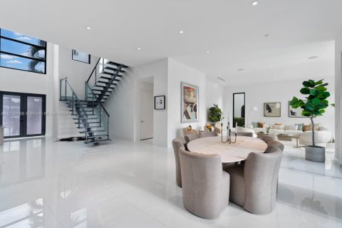 Villa ou maison à vendre à North Miami, Floride: 6 chambres, 447.6 m2 № 2047998 - photo 10