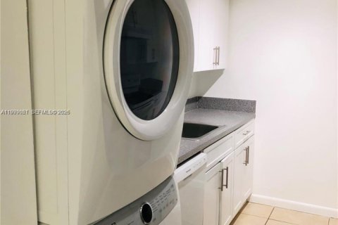 Condo in Cutler Bay, Florida, 2 bedrooms  № 2060708 - photo 9