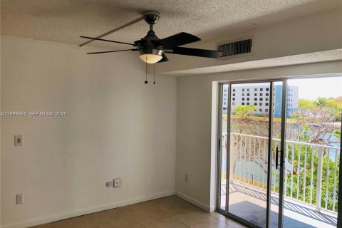 Condo in Cutler Bay, Florida, 2 bedrooms  № 2060708 - photo 4