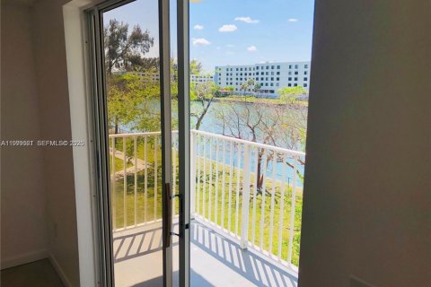 Condo in Cutler Bay, Florida, 2 bedrooms  № 2060708 - photo 16