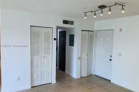 Condo in Cutler Bay, Florida, 2 bedrooms  № 2060708 - photo 7