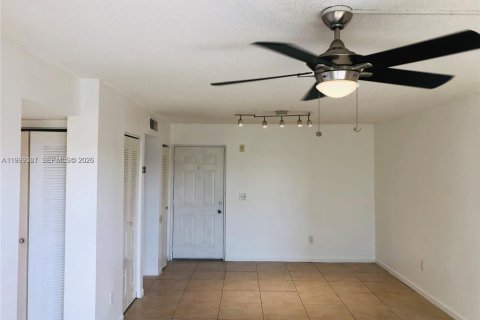 Condo in Cutler Bay, Florida, 2 bedrooms  № 2060708 - photo 3