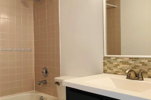 Condo in Cutler Bay, Florida, 2 bedrooms  № 2060708 - photo 5