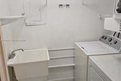 Villa ou maison à vendre à Fort Lauderdale, Floride: 2 chambres, 116.87 m2 № 2004833 - photo 11