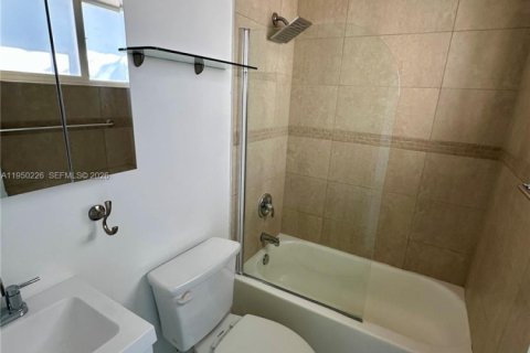 House in Miami, Florida 4 bedrooms, 199.93 sq.m. № 2007151 - photo 22