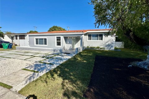 House in Miami, Florida 4 bedrooms, 199.93 sq.m. № 2007151 - photo 2