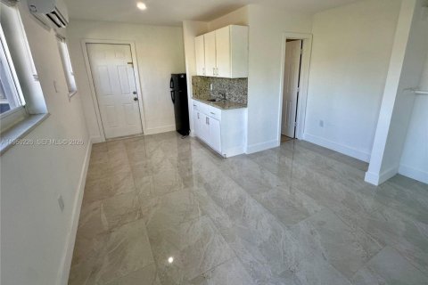 House in Miami, Florida 4 bedrooms, 199.93 sq.m. № 2007151 - photo 20