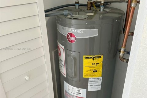 House in Miami, Florida 4 bedrooms, 199.93 sq.m. № 2007151 - photo 24