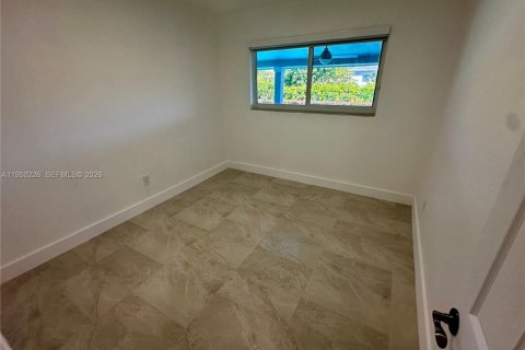 House in Miami, Florida 4 bedrooms, 199.93 sq.m. № 2007151 - photo 16