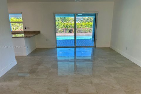 House in Miami, Florida 4 bedrooms, 199.93 sq.m. № 2007151 - photo 9