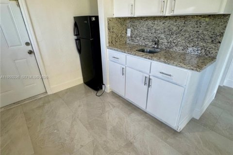 House in Miami, Florida 4 bedrooms, 199.93 sq.m. № 2007151 - photo 21