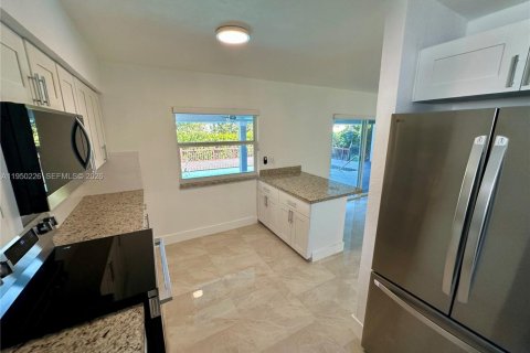 House in Miami, Florida 4 bedrooms, 199.93 sq.m. № 2007151 - photo 8