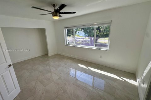 House in Miami, Florida 4 bedrooms, 199.93 sq.m. № 2007151 - photo 13