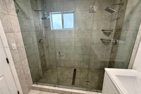 House in Miami, Florida 4 bedrooms, 199.93 sq.m. № 2007151 - photo 15