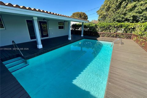 House in Miami, Florida 4 bedrooms, 199.93 sq.m. № 2007151 - photo 3