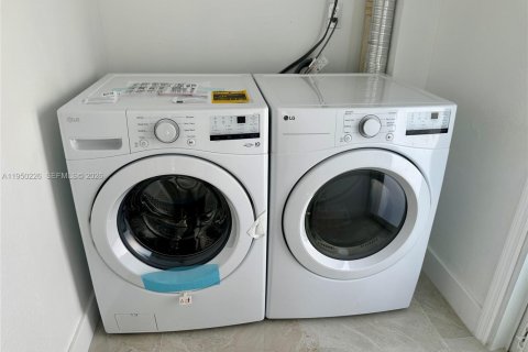 House in Miami, Florida 4 bedrooms, 199.93 sq.m. № 2007151 - photo 23