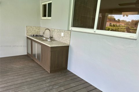 House in Miami, Florida 4 bedrooms, 199.93 sq.m. № 2007151 - photo 25