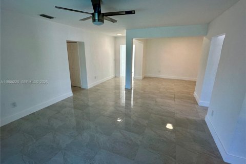 House in Miami, Florida 4 bedrooms, 199.93 sq.m. № 2007151 - photo 11