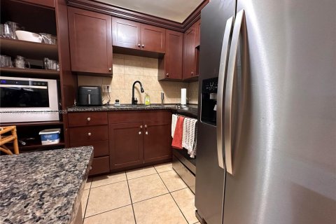 Condo in Miami Beach, Florida, 2 bedrooms  № 1936964 - photo 21