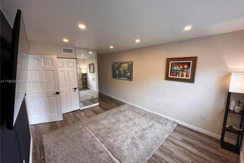 Condo in Miami Beach, Florida, 2 bedrooms  № 1936964 - photo 8