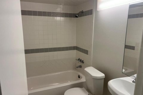 Townhouse in Kissimmee, Florida 2 bedrooms, 345.6 sq.m. № 2229700 - photo 10