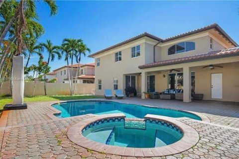 Снять в аренду виллу или дом в Майами-Лейкс, Флорида 5 спален, 268.39м2, № 1950811 - фото 2