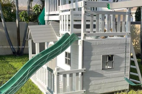 Снять в аренду виллу или дом в Майами-Лейкс, Флорида 5 спален, 268.39м2, № 1950811 - фото 4