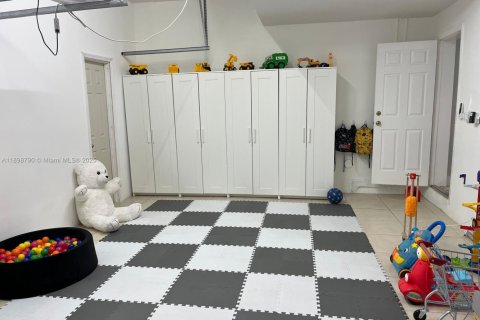 Снять в аренду виллу или дом в Майами-Лейкс, Флорида 5 спален, 268.39м2, № 1950811 - фото 3