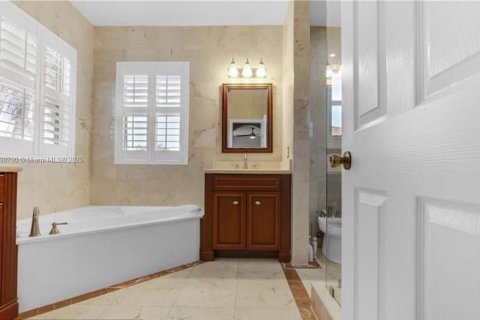 Снять в аренду виллу или дом в Майами-Лейкс, Флорида 5 спален, 268.39м2, № 1950811 - фото 17