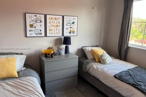 Снять в аренду виллу или дом в Майами-Лейкс, Флорида 5 спален, 268.39м2, № 1950811 - фото 14