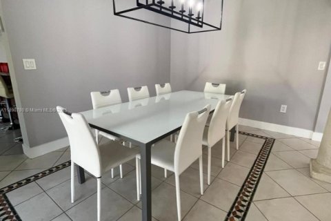 Снять в аренду виллу или дом в Майами-Лейкс, Флорида 5 спален, 268.39м2, № 1950811 - фото 8