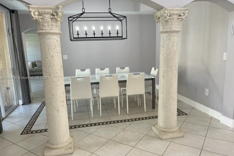 Снять в аренду виллу или дом в Майами-Лейкс, Флорида 5 спален, 268.39м2, № 1950811 - фото 9