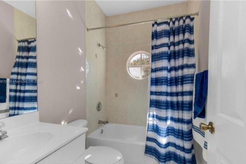 Снять в аренду виллу или дом в Майами-Лейкс, Флорида 5 спален, 268.39м2, № 1950811 - фото 11