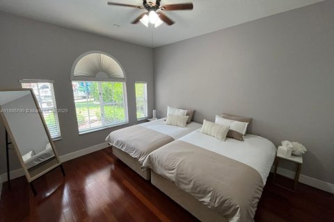 Снять в аренду виллу или дом в Майами-Лейкс, Флорида 5 спален, 268.39м2, № 1950811 - фото 16