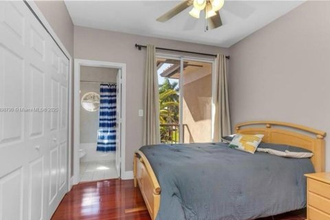 Снять в аренду виллу или дом в Майами-Лейкс, Флорида 5 спален, 268.39м2, № 1950811 - фото 13