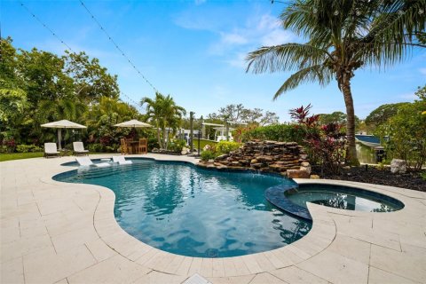 House in Tampa, Florida 5 bedrooms, 391.4 sq.m. № 1584228 - photo 5