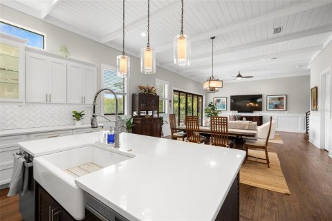 House in Tampa, Florida 5 bedrooms, 391.4 sq.m. № 1584228 - photo 19