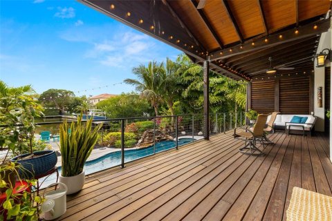 House in Tampa, Florida 5 bedrooms, 391.4 sq.m. № 1584228 - photo 6