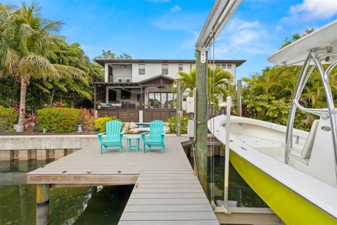 House in Tampa, Florida 5 bedrooms, 391.4 sq.m. № 1584228 - photo 14