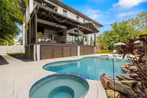 House in Tampa, Florida 5 bedrooms, 391.4 sq.m. № 1584228 - photo 11
