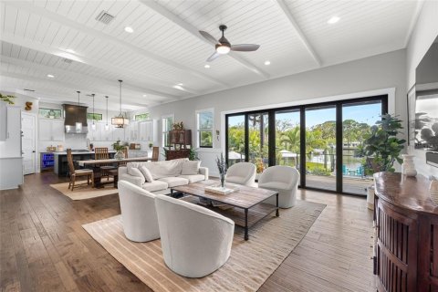 House in Tampa, Florida 5 bedrooms, 391.4 sq.m. № 1584228 - photo 23
