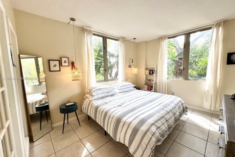 Condo in Miami, Florida, 1 bedroom  № 2043129 - photo 2